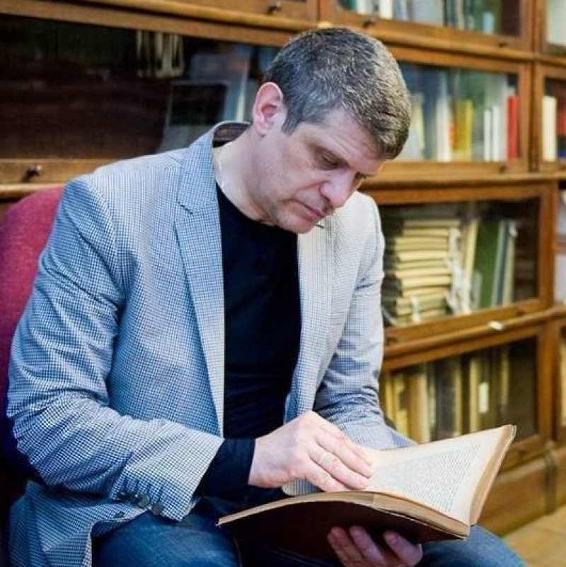 Почему я никогда не променяю бумажную книгу на электронную читалку. Беседа с Д. П. Баком